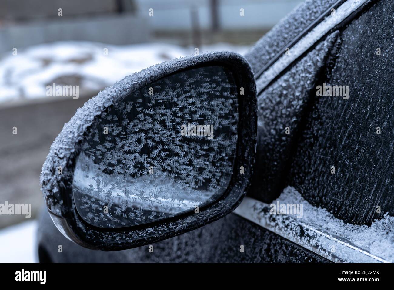 Specchietto retrovisore per auto congelato in inverno, primo piano Foto Stock