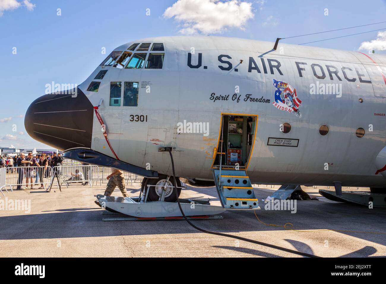 AEREO di trasporto LC-130H Hercules attrezzato da sci DELL'aeronautica STATUNITENSE utilizzato per l'Artico e l'Antartico al Paris Air Show. Francia - 20 giugno 2019 Foto Stock