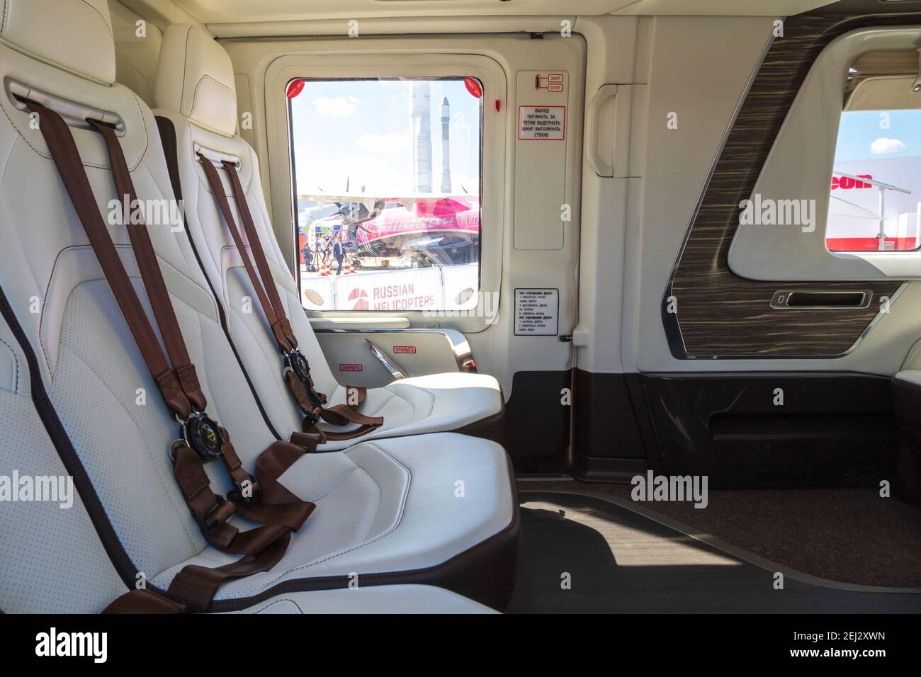 Vista interna dei posti a sedere VIP in un elicottero Kazan Ansat al Paris Air Show. Francia - 21 giugno 2019 Foto Stock