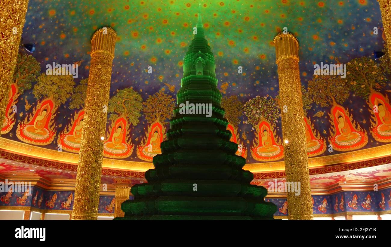 BANGKOK, THAILANDIA - 13 LUGLIO 2019: Wat Pak Nam o Paknam tradizionale tempio buddista orientale interno. Stupa in vetro smeraldo sotto i vivaci soffitti colorati Foto Stock