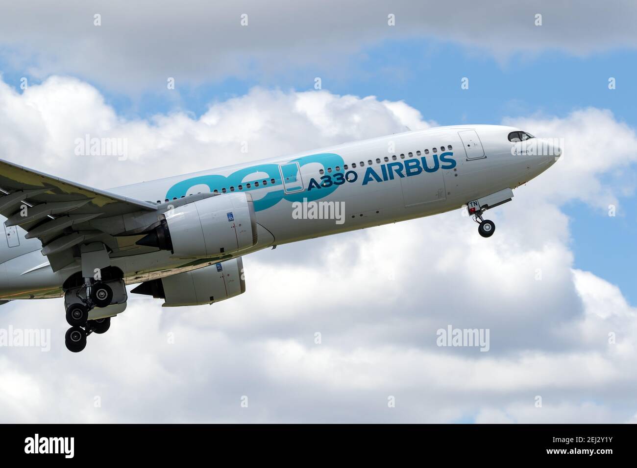 Nuovo aereo passeggeri Airbus A330neo in volo al Paris Air Show. Francia - 21 giugno 2019 Foto Stock