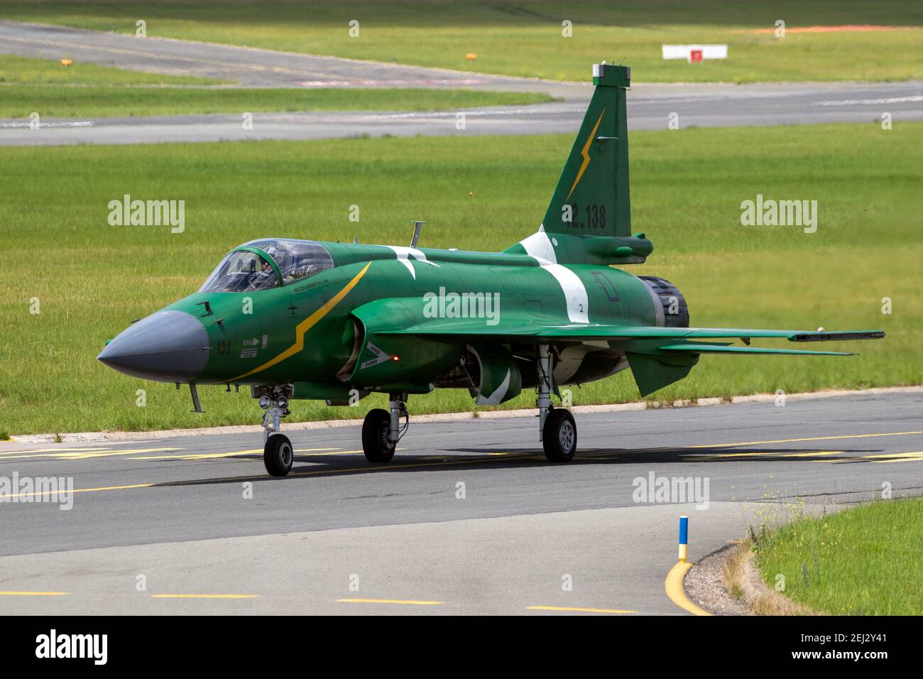 Pakistan Air Force PAC JF-17 Thunder aerei da combattimento a reazione che tassano alla pista al Paris Air Show. Francia - 21 giugno 2019 Foto Stock