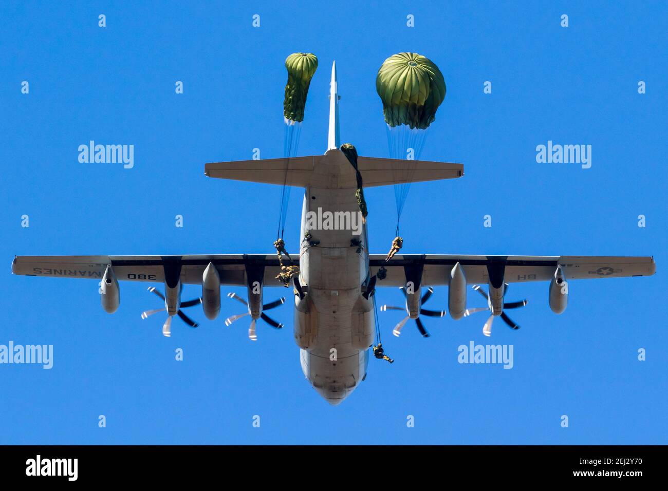 Paracadutisti militari che saltano da un aereo Marines KC-130J Hercules durante l'operazione Falcon Leap. Veluwe, Paesi Bassi - Septem Foto Stock