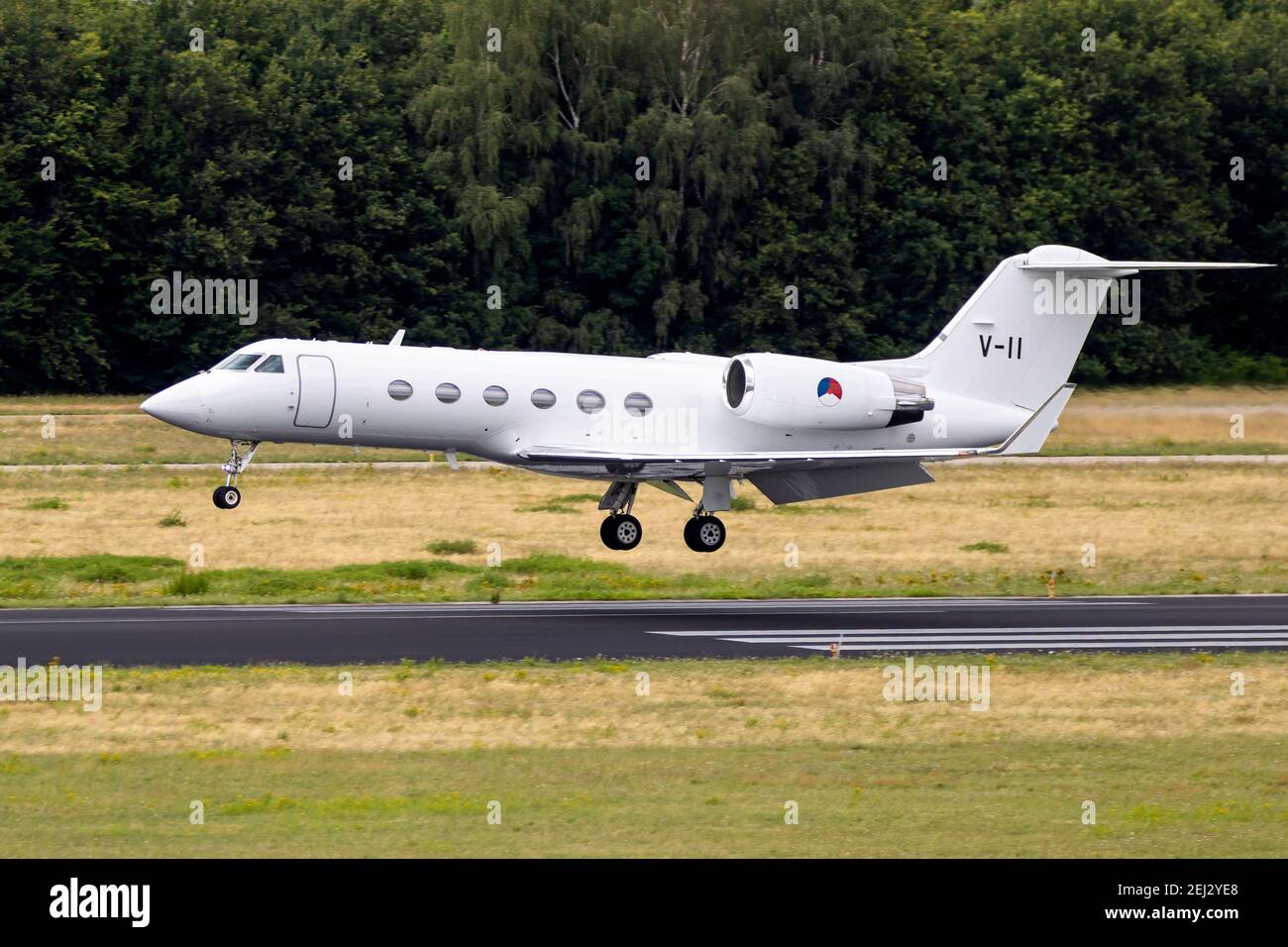 Royal Netherlands Air Force Gulfstream IV Twinjet da 334 squadroni atterrati alla Eindhoven Airbase. Paesi Bassi - 29 giugno 2020 Foto Stock