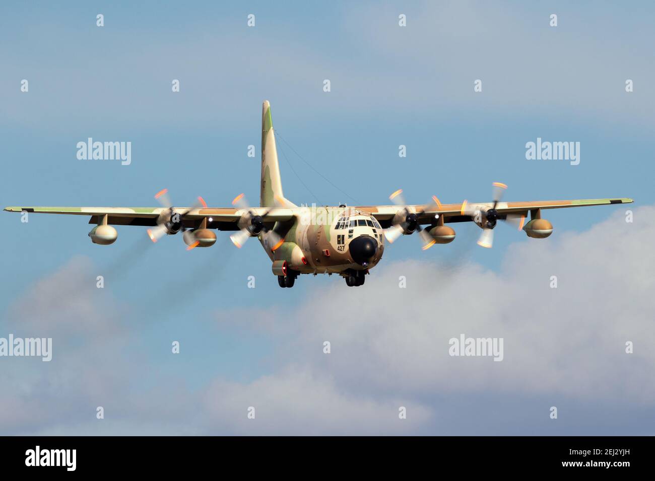 Aviazione militare israeliana Lockheed C-130 Hercules aereo di trasporto militare atterraggio a Norvenich Airbase. Germania - 27 agosto 2020 Foto Stock