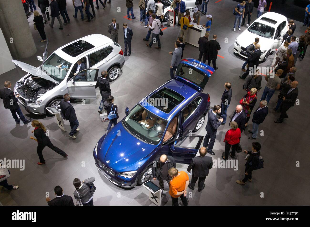 Francoforte, Germania - Sep 13, 2013: i visitatori delle fiere presso la nuova BMW auto modelli presentati al Salone di Francoforte IAA Motor Show. Foto Stock