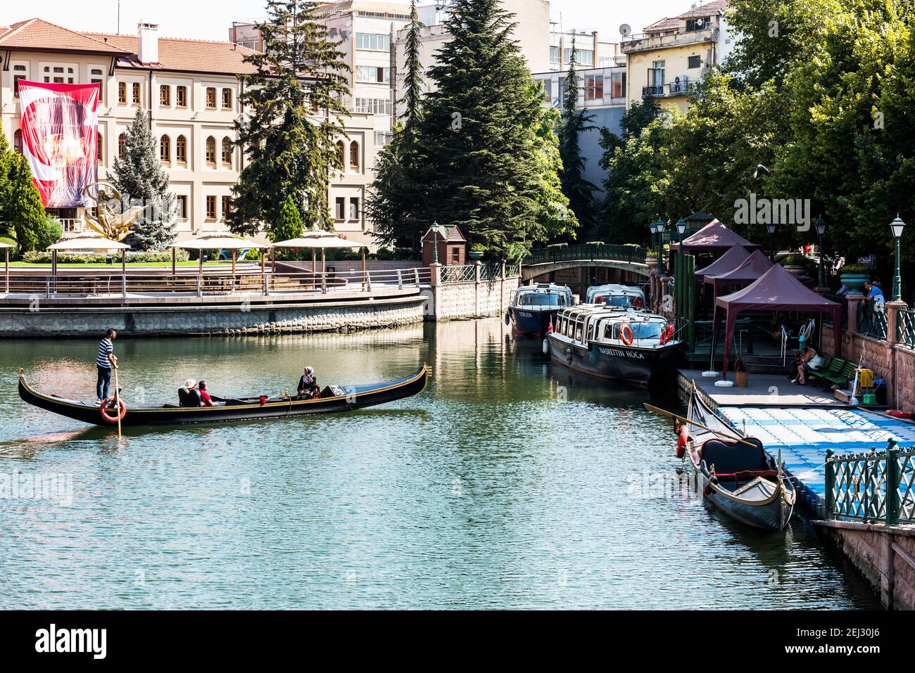 ESKISEHIR, TURCHIA - 1 SETTEMBRE 2020: Giro in gondola sul fiume Porsuk a Eskisehir. Eskisehir, Turchia. Foto Stock