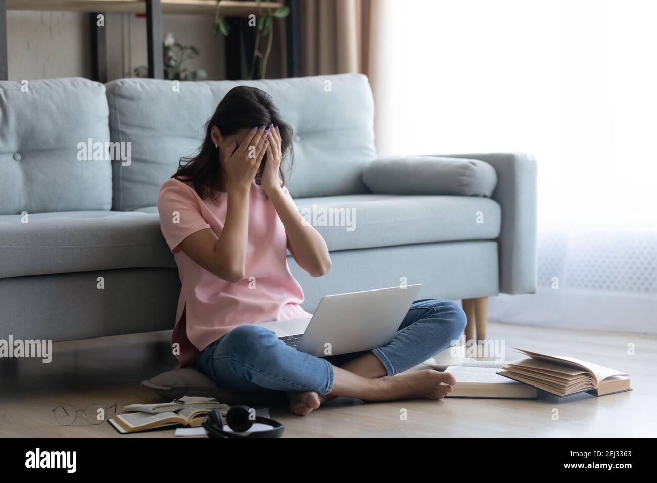 Piangere studentessa indiana non può capire materiale perdere motivazione Foto Stock