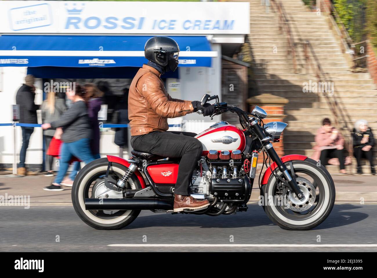 Il motociclista Honda Valkyrie ha passato la gelateria Rossi sulla Western Esplanade a Southend on Sea, Essex, UK, in una giornata di sole durante il COVID 19 Foto Stock