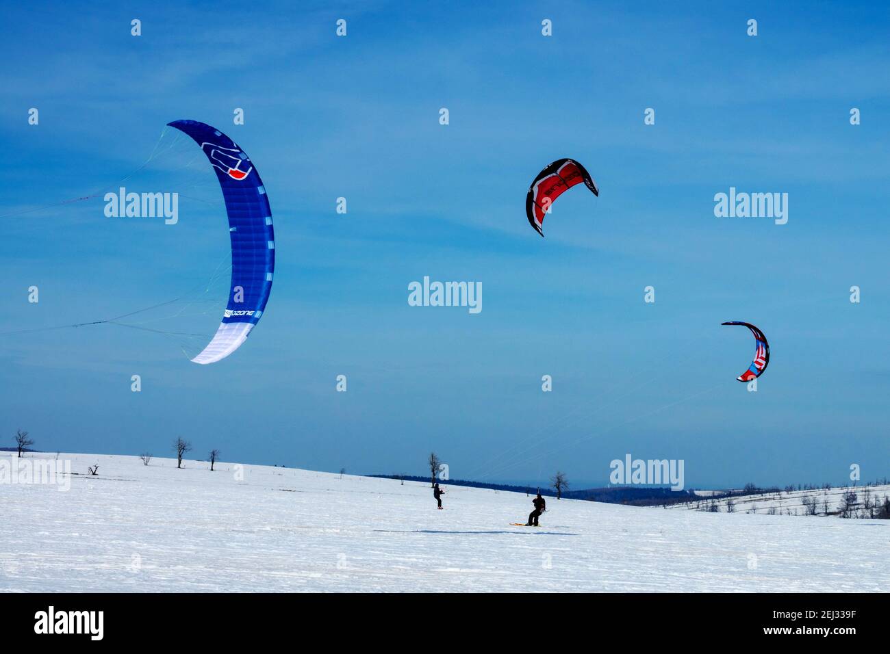Snowkiting sport invernali snow kiting scenario sciatori sci Foto Stock
