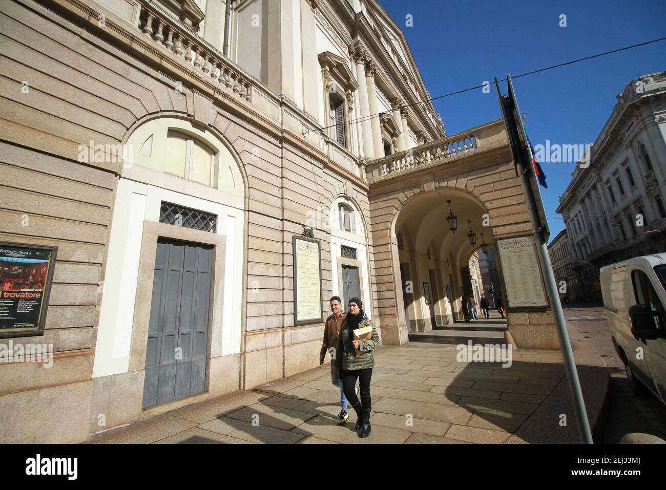 3/13/2021 - ALTRI CASI DI CORONAVIRUS AL TEATRO ALLA SCALA, CARTELLI SEGNALETICI E TURISTI CON MASCHERA (MILANO - 2020-03-04, Alberto Cattaneo) ps la foto può essere utilizzata nel rispetto del contesto in cui è stata scattata, E senza l'intento diffamatorio del decoro delle persone rappresentate solo uso Editoriale (Foto di IPA/Sipa USA) Foto Stock