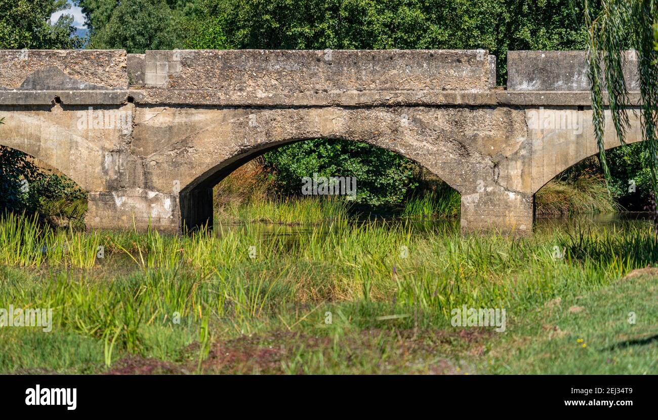 Antico ponte di pietra sul ruscello Foto Stock