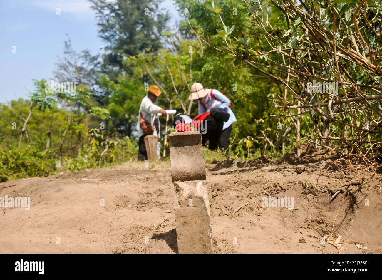 La lapide della fine del Sultanato di Aceh Darussalam presso la porta di Baitussalam del pedaggio Trans-Sumatra Foto Stock