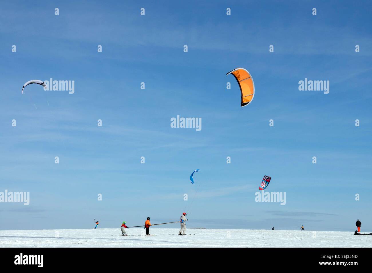 Famiglia kite sci Sport invernali snowkiting stile di vita moderno sano, inverno blu cielo Foto Stock
