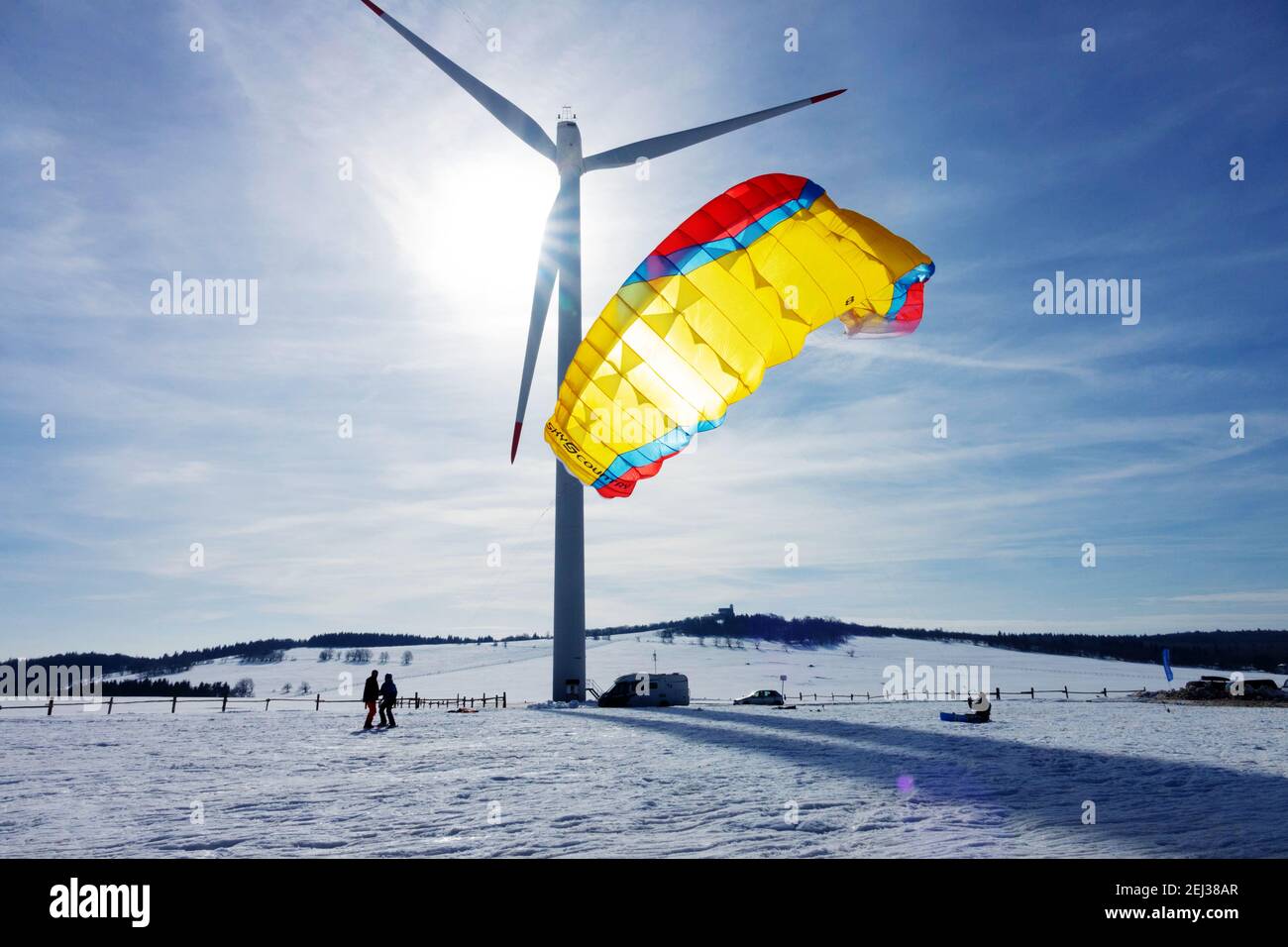 Inverno stile di vita sano, kite sciare nevicando tecnologia moderna in campagna Foto Stock