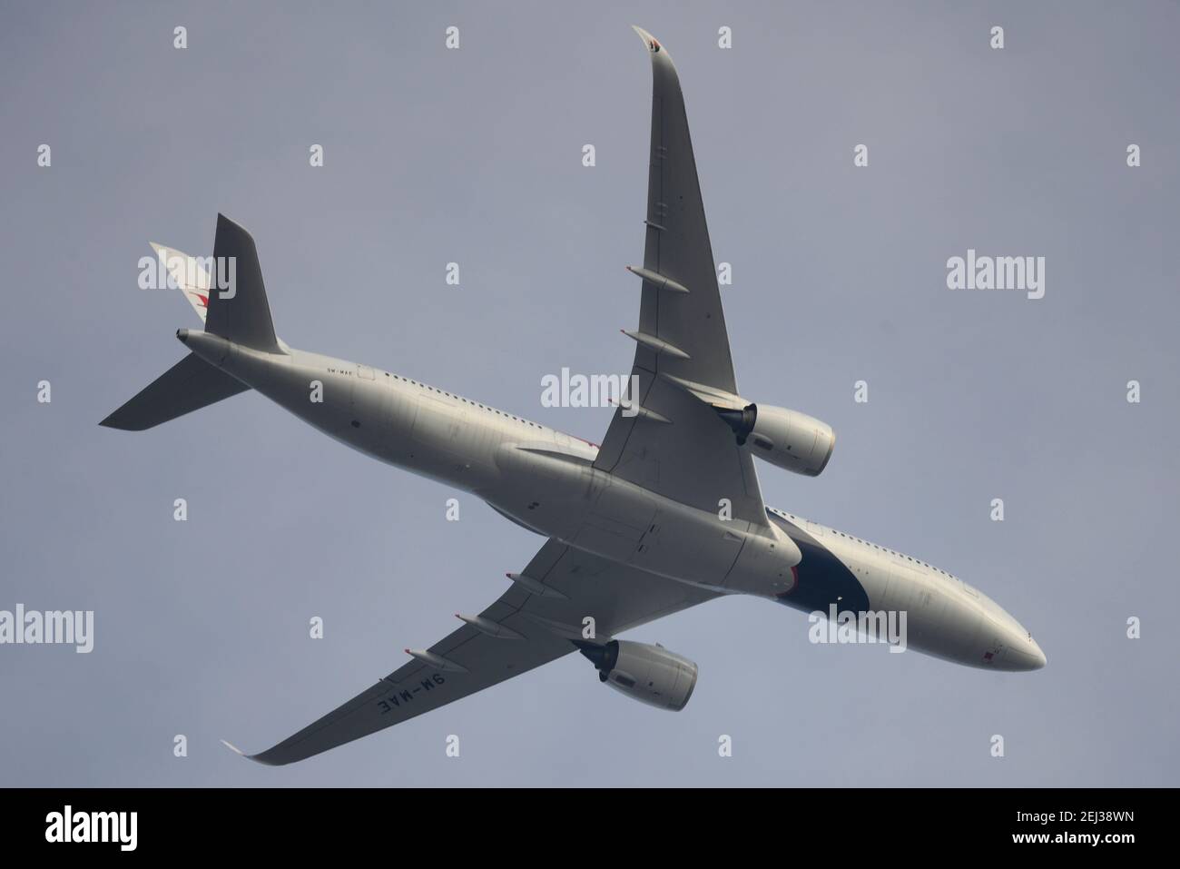 21 febbraio 2021. Malaysia Airlines Airbus A350 9M-MAE partenza di mattina da Londra Heathrow sulla rotta per Kuala Lumpur. Credito: Malcolm Park/Alamy Foto Stock