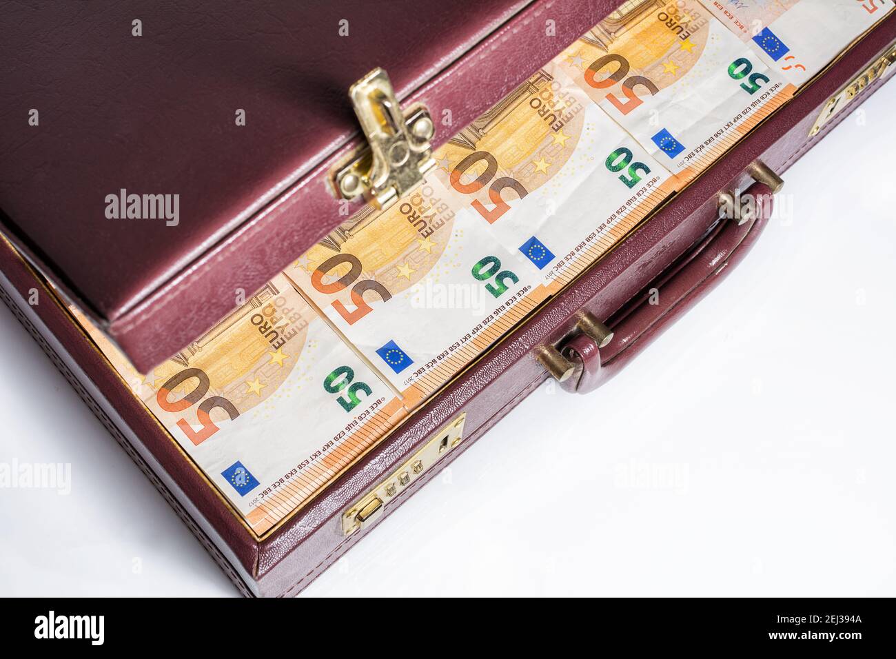 valigetta aperta 24 ore su 24 piena di banconote in euro Foto Stock