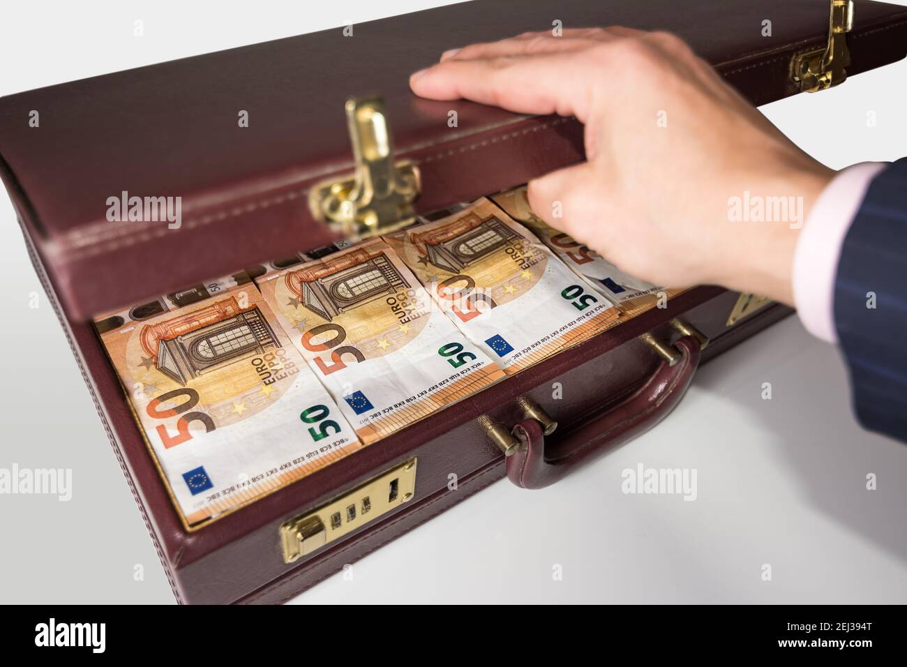 valigetta aperta 24 ore su 24 piena di banconote in euro Foto Stock
