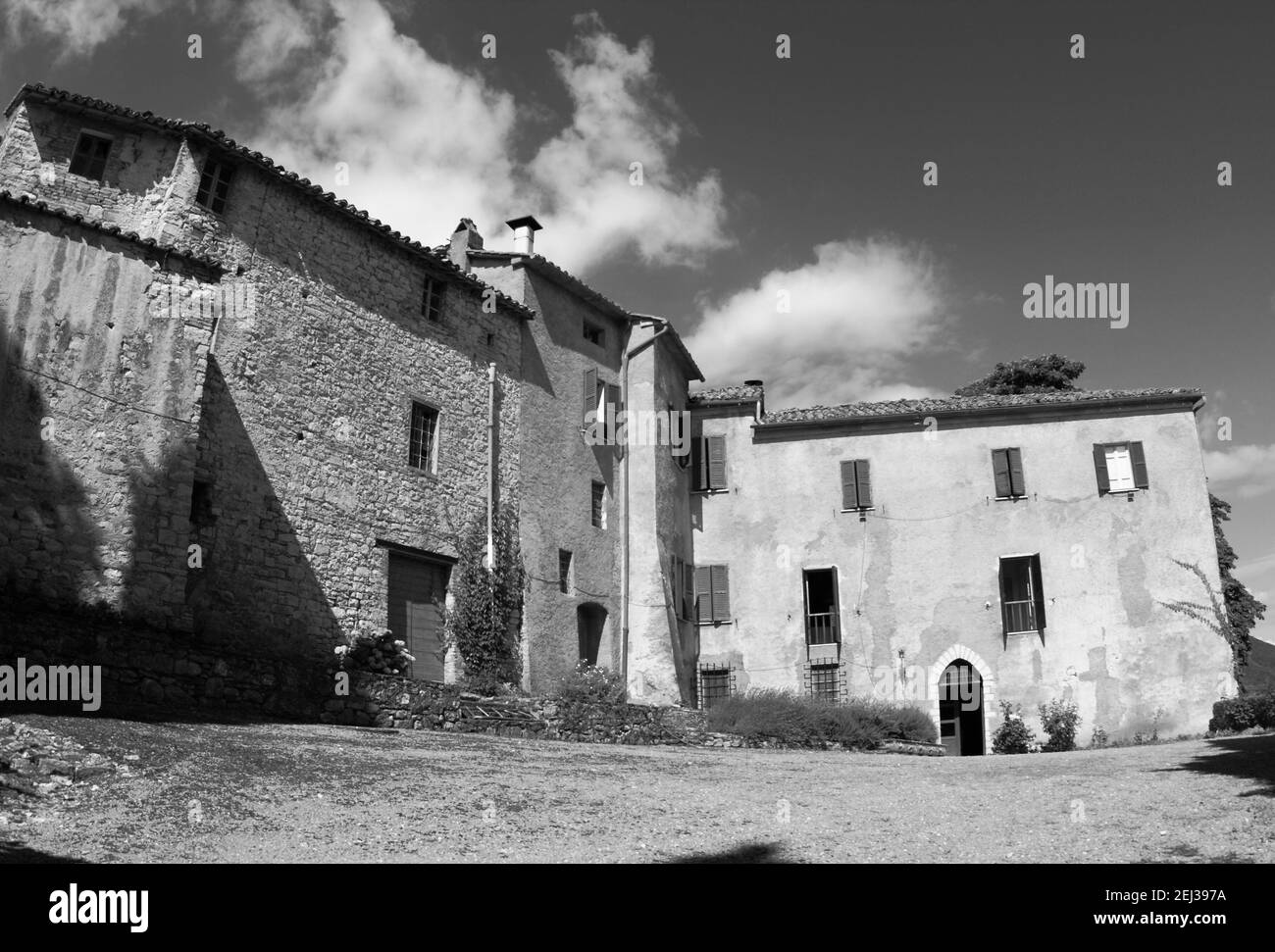 Immagine monocromatica, in bianco e nero di una tradizionale casa rurale, Migiana di Monte Tezio, vicino a Ponte Pattoli, Perugia, Umbria, Italia Foto Stock