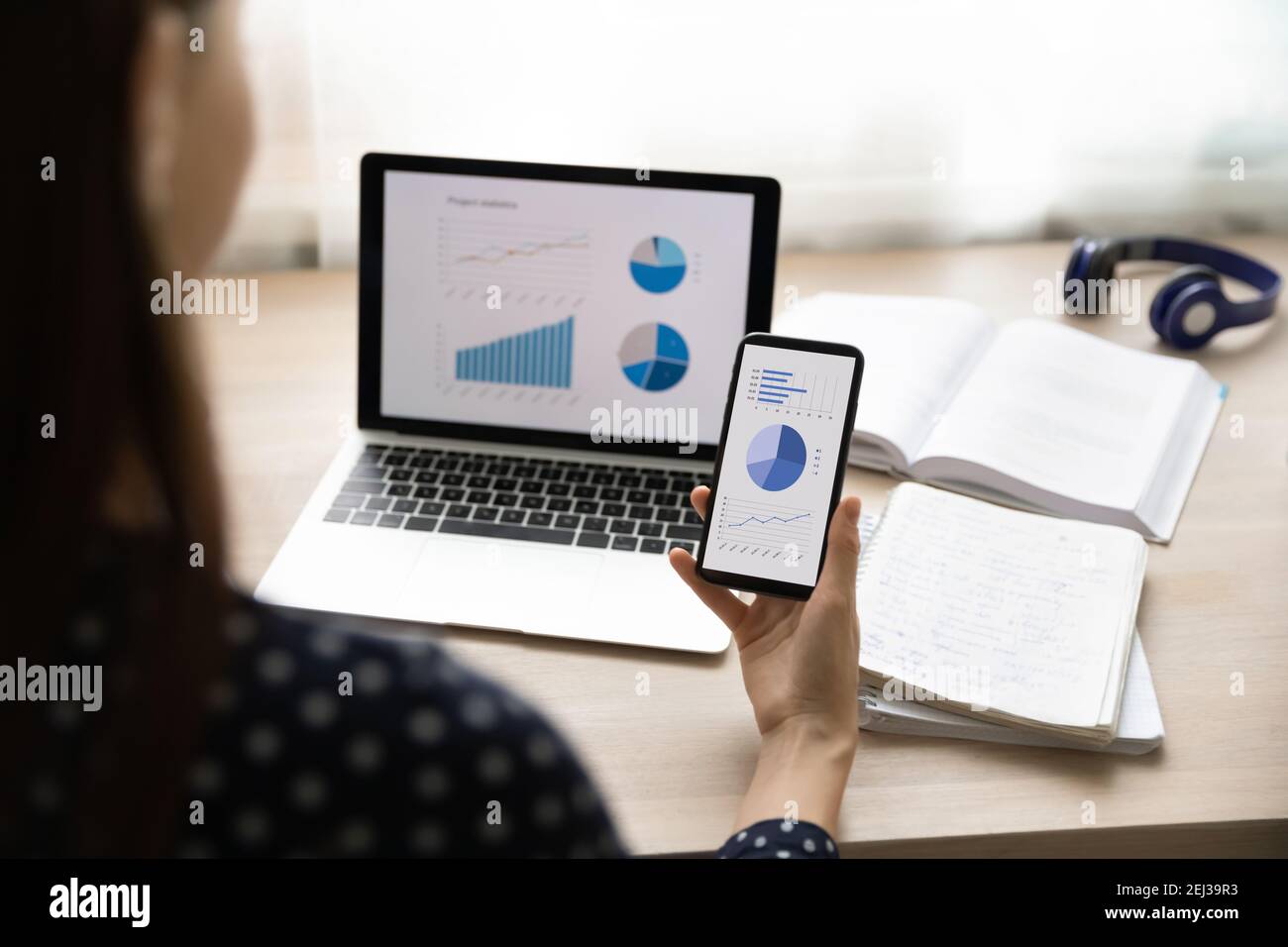 Primo piano delle finanze di studio delle donne che utilizzano i dispositivi Foto Stock