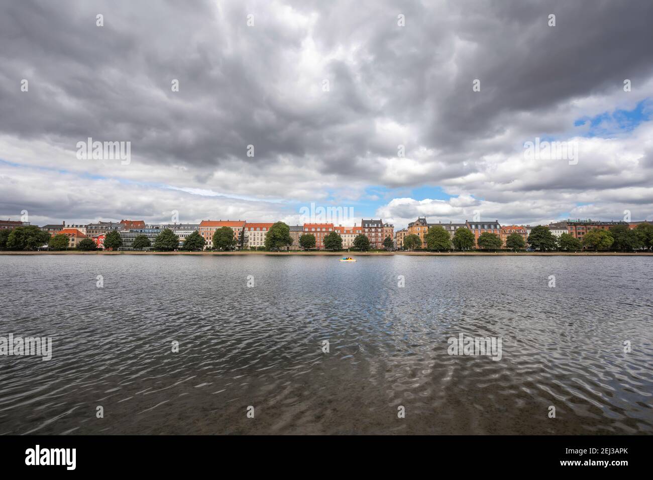 I laghi di Copenaghen, in Danimarca, sono una fila di tre laghi rettangolari, Sankt Jørgens Sø, Peblinge Sø e Sortedams Sø. Foto Stock