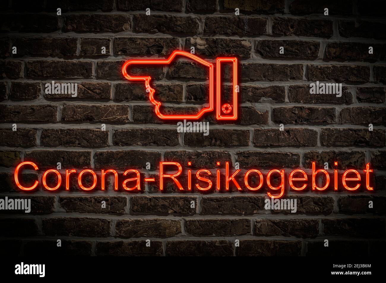 Detailansicht einer Leuchtreklame an einer Mauer mit der Aufschrift Corona-Risikogebiet Foto Stock