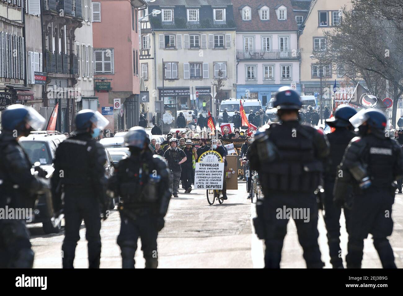 Un gruppo di associazioni e giubbotti gialli sta dimostrando di protestare  contro le misure di sicurezza e salute.la manifestazione termina nel  quartiere europeo, le forze di polizia e di gendarmeria bloccano l'accesso