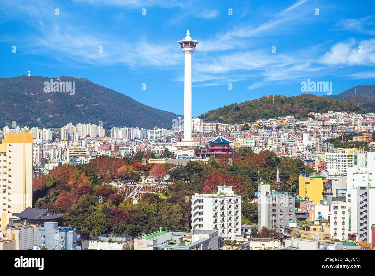 skyline della città di busan con la torre busan nella corea del sud Foto Stock