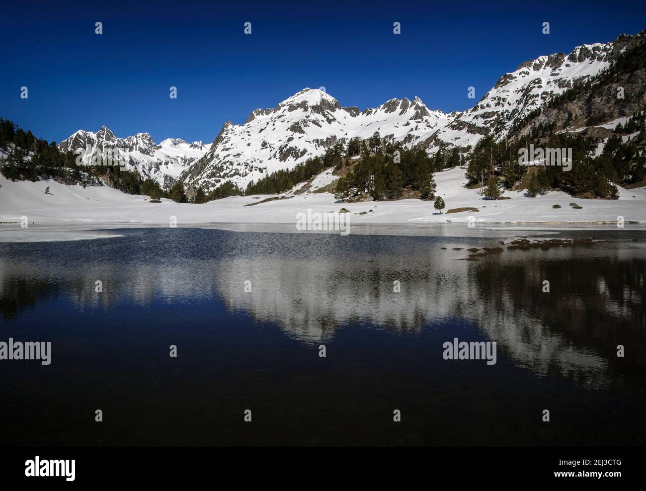 Vista invernale sul lago di Ibon d'estan e sulla prateria Plan d'estan nella Valle del Benasque (Aragona, Spagna, Pirenei) Foto Stock