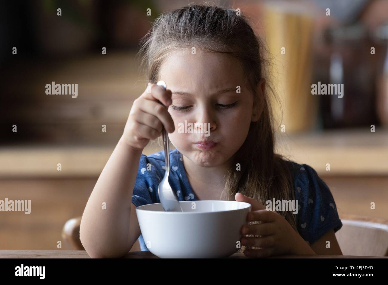 Primo piano carina bambina che ha la colazione a casa Foto Stock