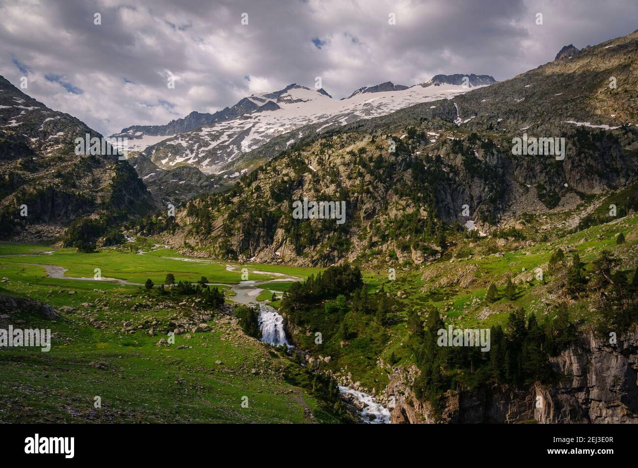 Plan e Forau d'Aigualluts (prato e cascata) sotto la cima Aneto in estate (Benasque, Pirenei, Spagna) Foto Stock