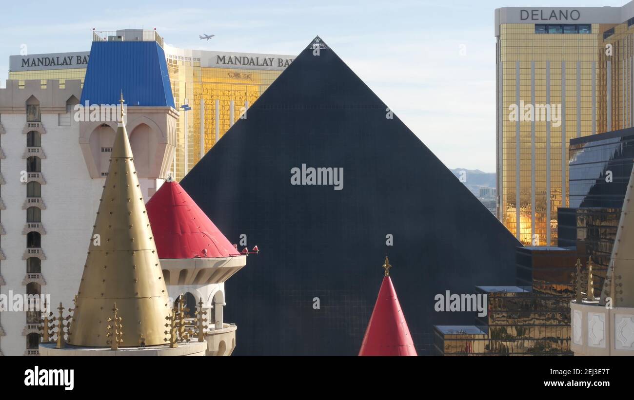 LAS VEGAS, NEVADA USA - 4 MAR 2020: Excalibur castello e Luxor piramide casinò vista aerea non comune. Aereo che parte dall'aeroporto McCarran. Mandalay Bay A. Foto Stock