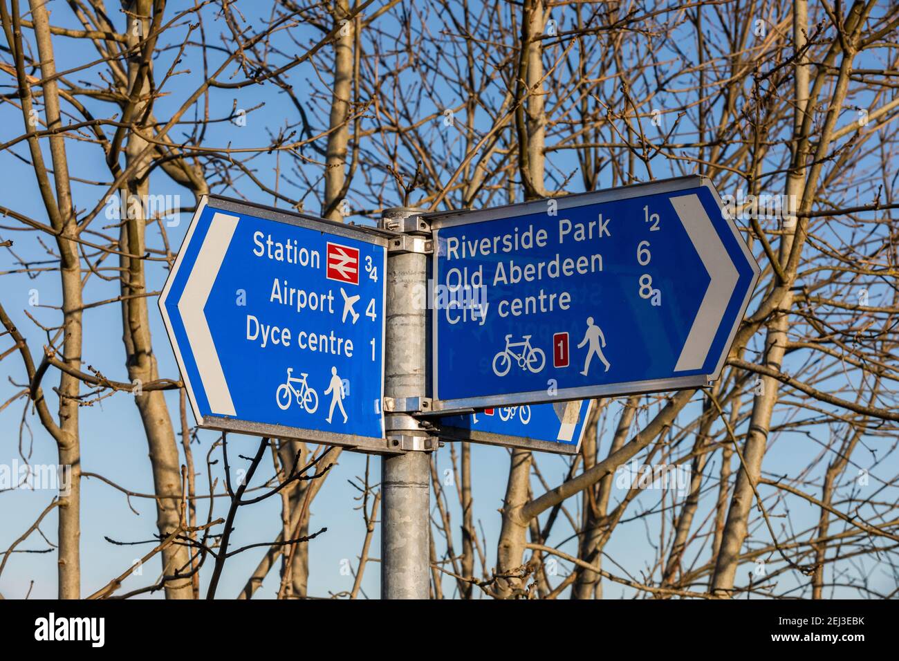 Sign in Dyce che mostra le indicazioni per la stazione ferroviaria di Dyce e l'aeroporto, così come altre amenità nella città di Aberdeen, Scozia Foto Stock