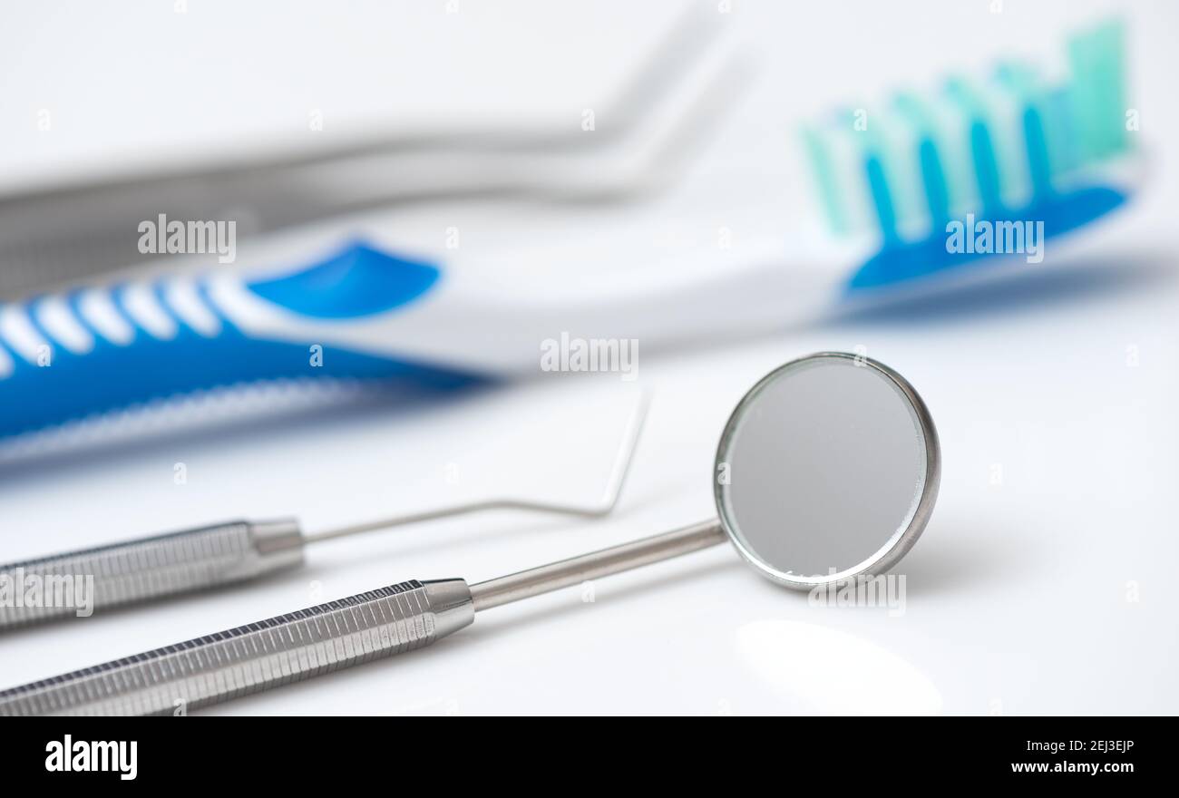 Strumenti dentali su sfondo bianco. Set di strumenti medicali Foto Stock