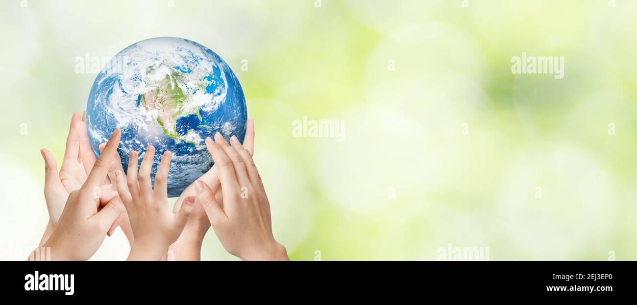Terra in mani di famiglia. Concetto di giornata mondiale dell'ambiente. Elementi di questa immagine fornita dalla NASA Foto Stock