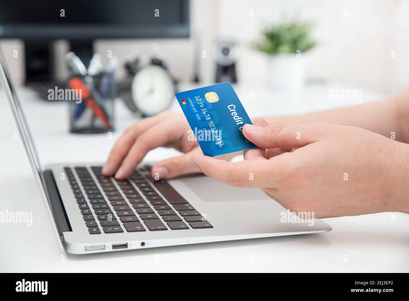 Carta di credito in mano. Shopping online, concetto di e-commerce Foto Stock