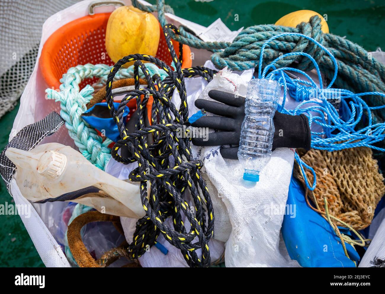 Rifiuti raccolti dal mare Foto Stock