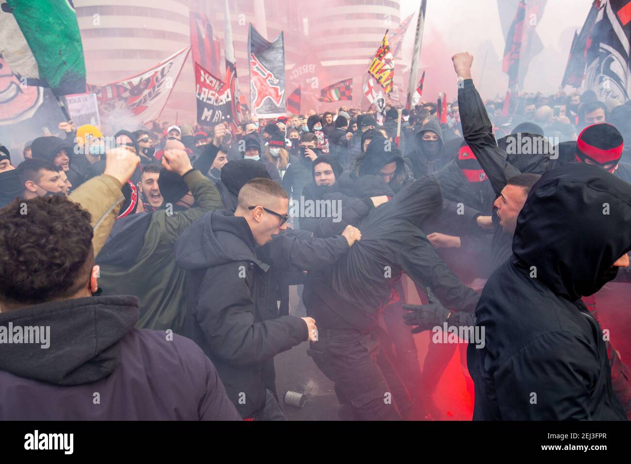 Milano, Italia. 21 Feb 2021. Milano, gli ultra milanesi riempiono la piazza davanti alla storica curva sud in occasione del campionato derby Editorial Usage Only Credit: Independent Photo Agency/Alamy Live News Foto Stock