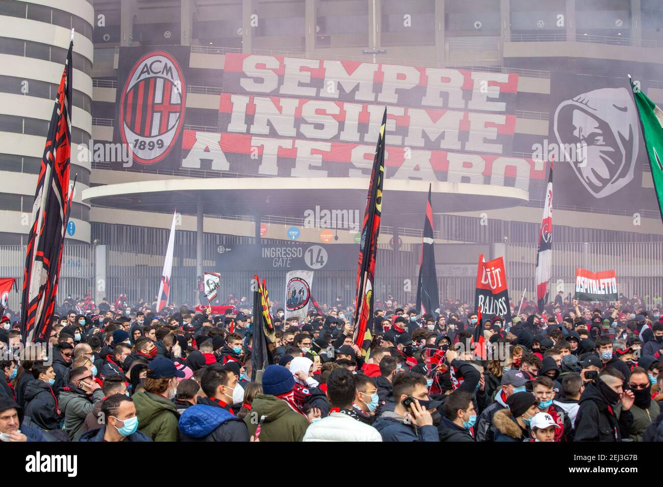 Milano, Italia. 21 Feb 2021. 2/21/2021 - Milano, i fan ultra milanesi riempiono la piazza di fronte alla storica curva sud in occasione del campionato derby Editorial Usage Only (Photo by IPA/Sipa USA) Credit: Sipa USA/Alamy Live News Foto Stock