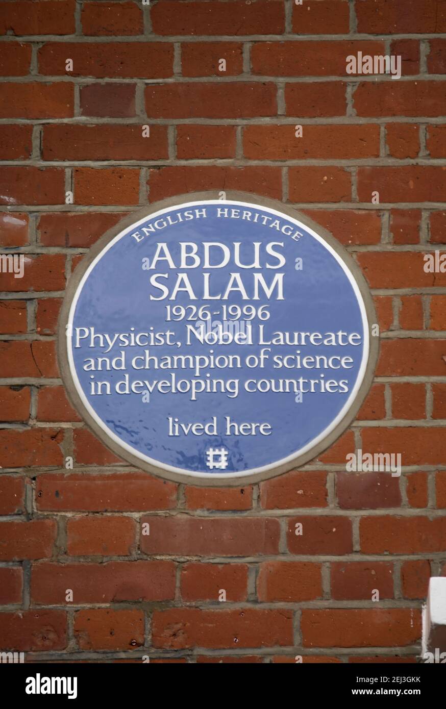 targa blu del patrimonio inglese che segna una casa di fisico e premio nobel abdus salam, a putney, londra, inghilterra Foto Stock