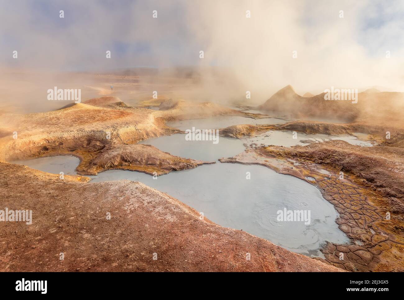 Piscina a vapore al Sol de Manana all'alba. Area geotermica in Bolivia, Sud America Foto Stock