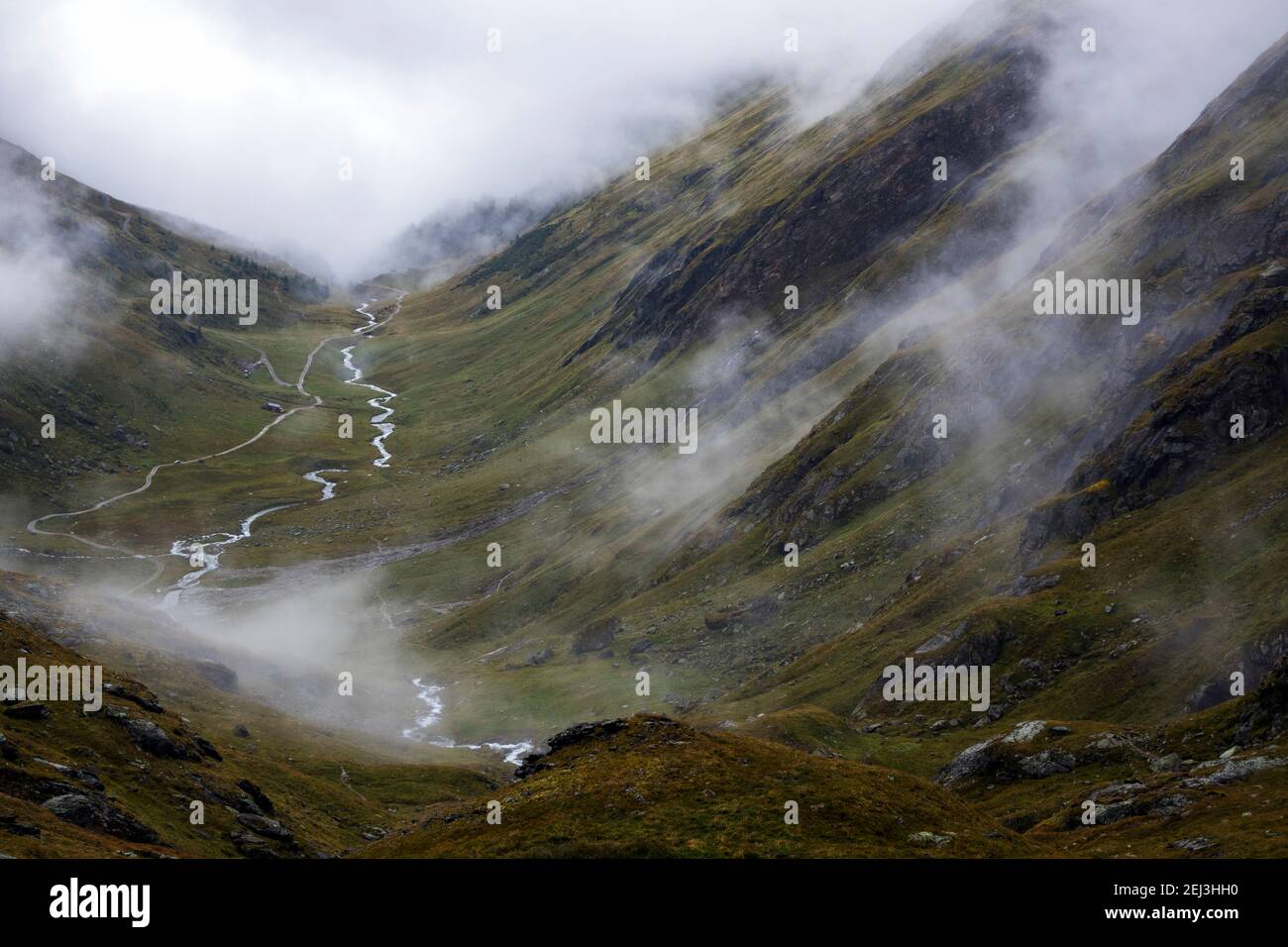 Valle di Timmel (Timmeltal). Torrente alpino. Nubi evocative. Gruppo Venediger. Virgental. Alpi austriache. Europa. Foto Stock