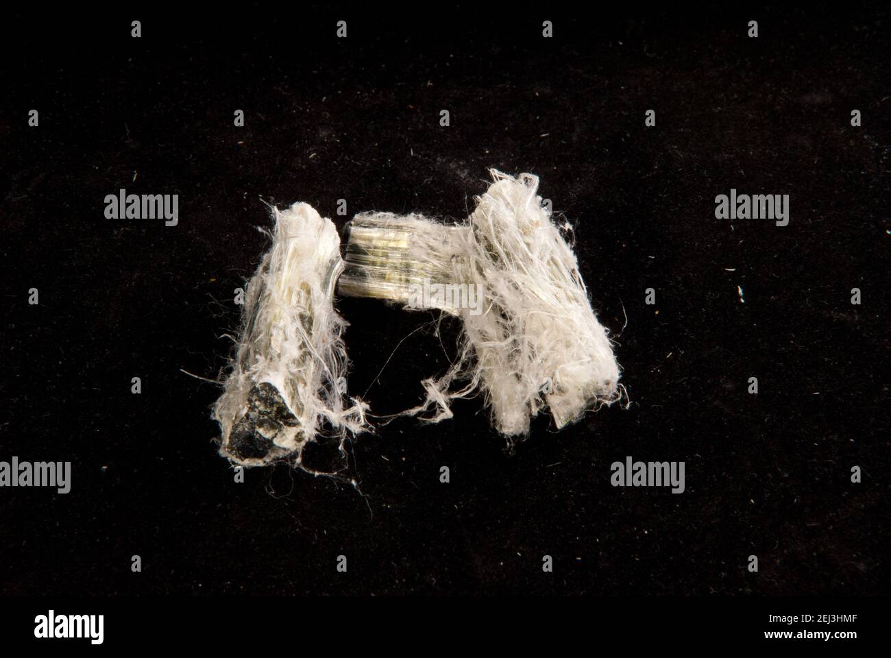 Un closeup di amianto minerale di silicato fibroso naturale su scuro sfondo Foto Stock