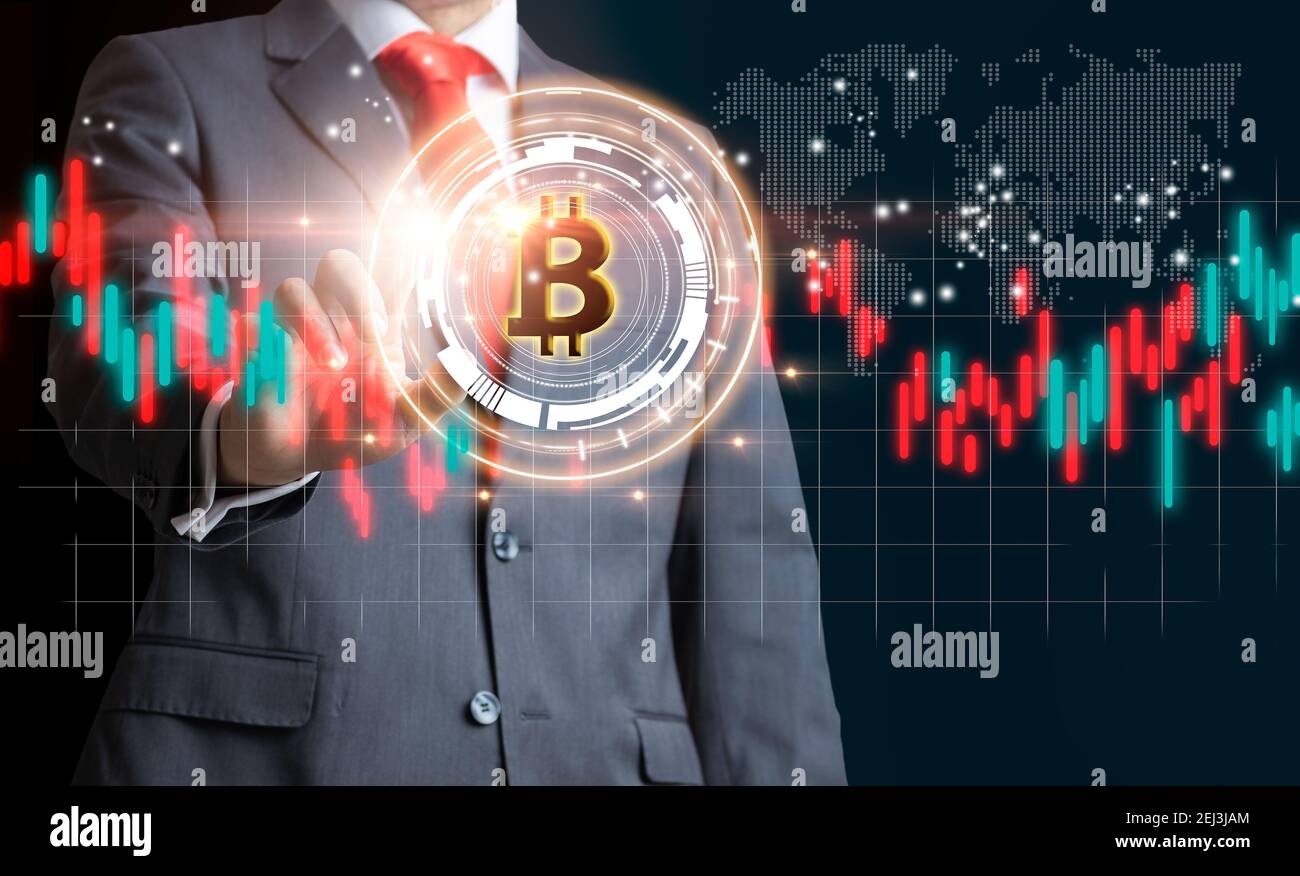 Uomo d'affari con valuta Bitcoin e grafici di mercato. Concetto di mercato azionario Foto Stock