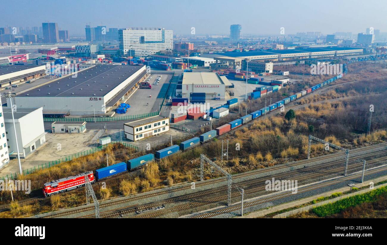 (210221) -- CHENGDU, 21 febbraio 2021 (Xinhua) -- Foto aerea scattata il 21 febbraio 2021 mostra un treno merci Cina-Europa in partenza dal porto ferroviario internazionale di Chengdu a Chengdu, provincia sudoccidentale del Sichuan. Il primo treno merci Cina-Europa che collega Chengdu e San Pietroburgo è partito da Chengdu domenica. (Comitato amministrativo/handout del porto ferroviario internazionale di Chengdu via Xinhua) Foto Stock