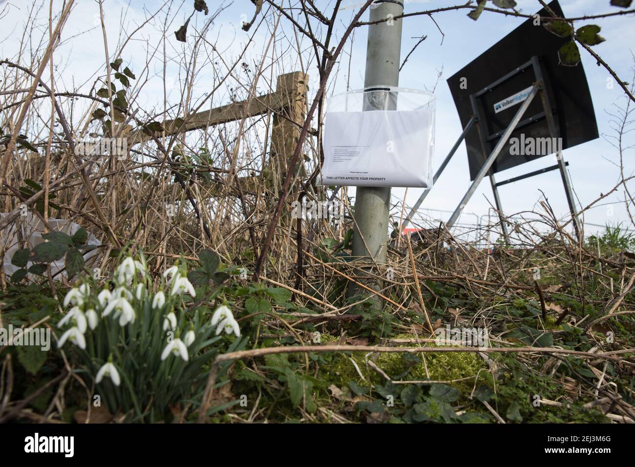 West Hyde, Regno Unito. 20 febbraio 2021. Un avviso per un proprietario di terra postato vicino a lavori per il portale sud del tunnel Chiltern per il collegamento ferroviario ad alta velocità HS2. Il sito è dotato di una parete di 17 m per il tunnel di 10 km che richiederà tre anni di perforazione attraverso le Chilterns utilizzando due macchine per la perforazione di tunnel da 2,000 tonnellate (TBM) fabbricate in Germania. Credit: Mark Kerrison/Alamy Live News Foto Stock