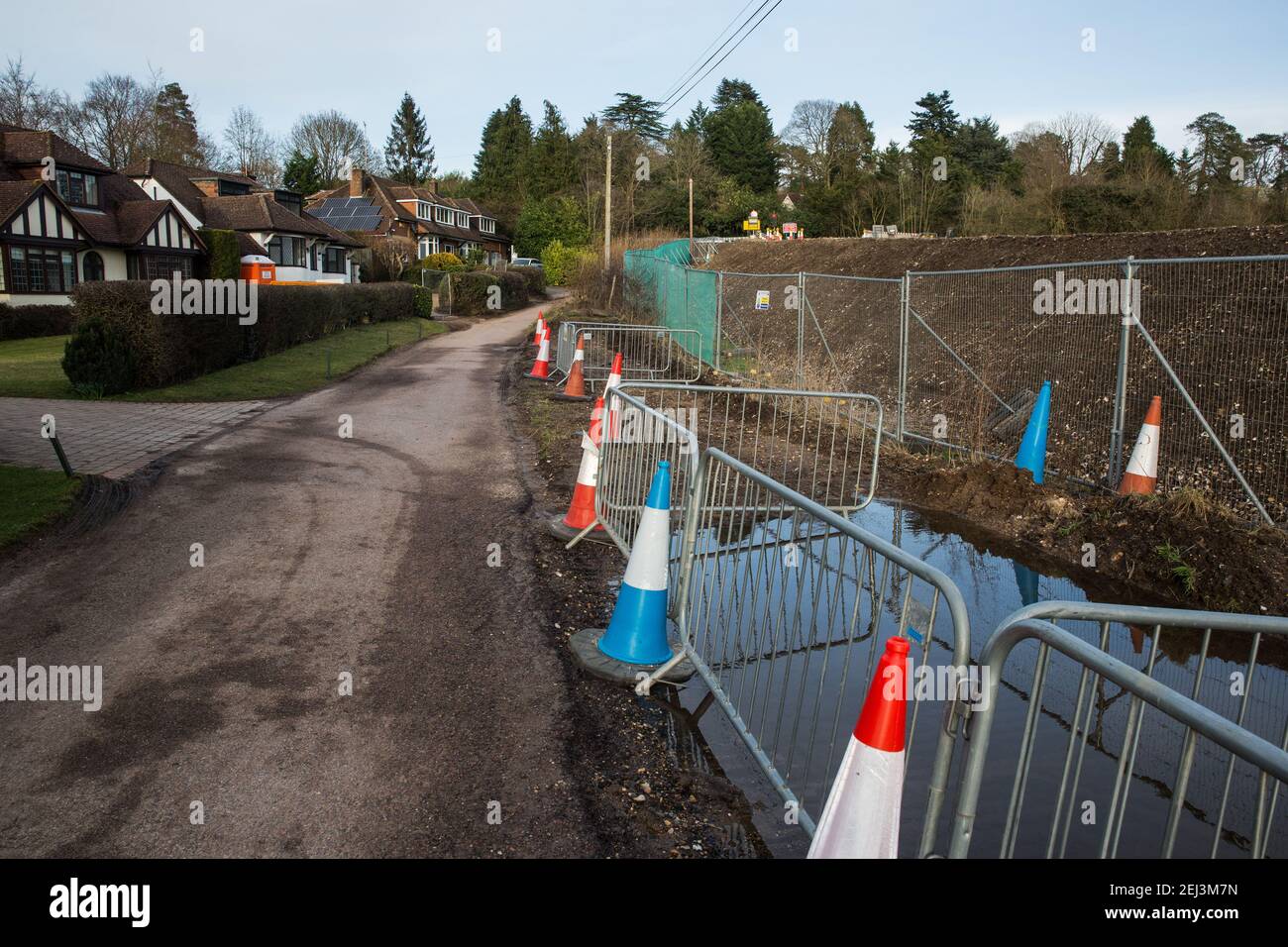 Chalfont St Giles, Regno Unito. 20 febbraio 2021. Lungo Bottom House Farm Lane è in corso la preparazione di una strada di trasporto sopraelevata temporanea da utilizzare per la costruzione di un albero di ventilazione per il Chiltern Tunnel sul collegamento ferroviario ad alta velocità HS2. I proprietari delle proprietà a fianco di Bottom House Farm Lane sono stati avvisati dalla HS2 che la corsia dovrà essere sollevata ad un livello simile a quello della strada di trasporto per soddisfare le normative autostradali, così bloccando la loro vista precedente dei campi e del fiume Misbourne oltre. Credit: Mark Kerrison/Alamy Live News Foto Stock