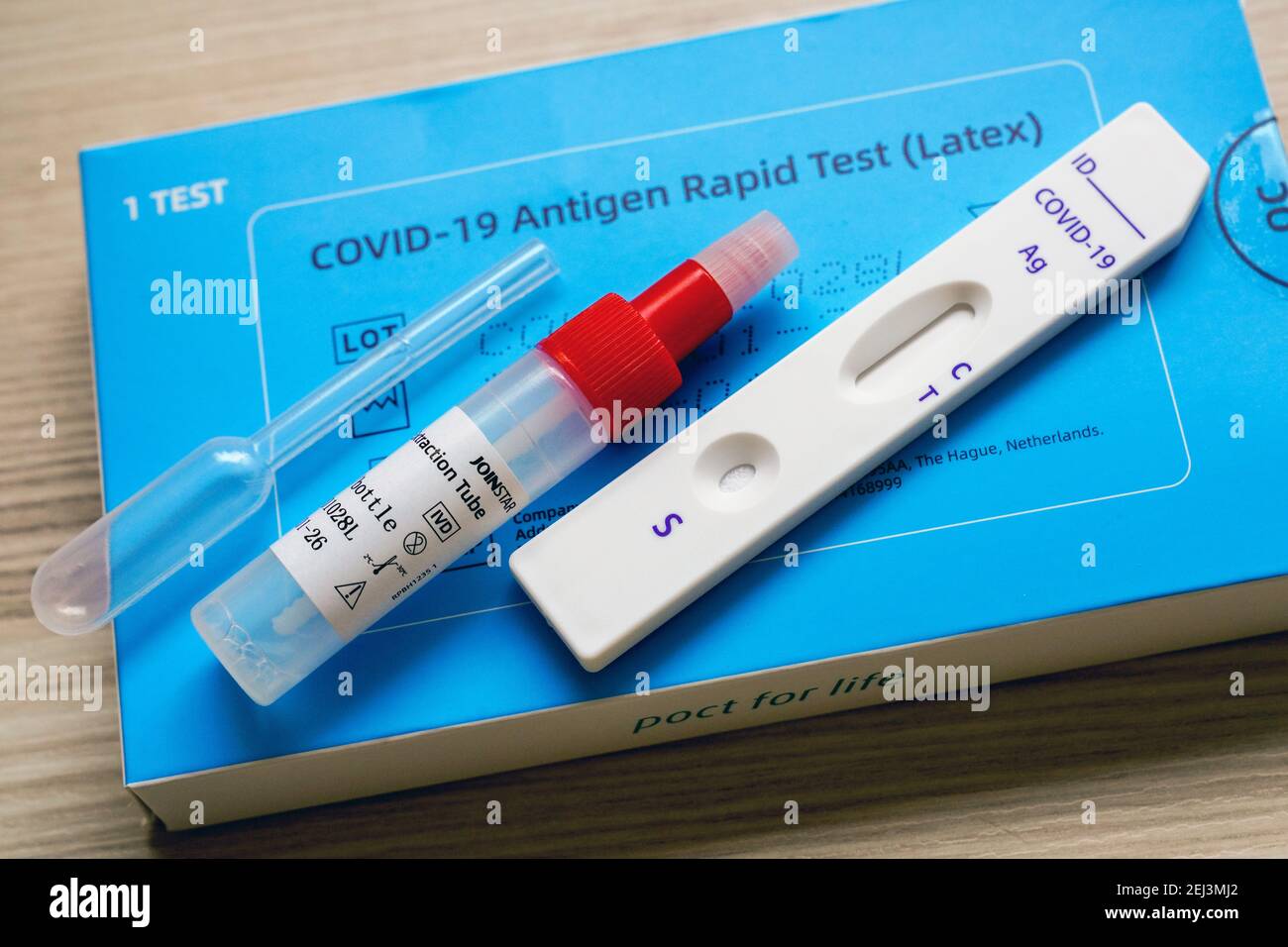 Confezione di un test rapido sull'antigene Covid-19 della società cinese Joinstar Biomedical per verificare la presenza di una possibile infezione con il virus della corona utilizzando un campione di saliva. Contenuto: Pipetta, provetta campione e cassetta per analisi. --- Packung eines Covid-19 Antigen-Schnelltests der chinesischen Firma Joinstar Biomedical zur Prüfung auf eine mögliche Infektion mit dem Corona-Virus mittels einer Speichelprobe. Inhalt: Pipettatore, Probenröhrchen und Testkassette. Foto Stock