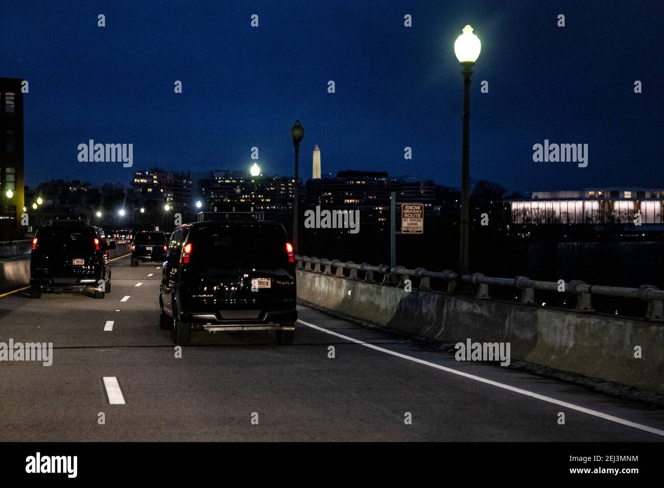 Il motociclista del presidente degli Stati Uniti Joe Bidens guida lungo la Whitehurst Freeway a Georgetown dopo che il presidente ha partecipato alla messa alla Santa Trinity Catholic Church a Washington, DC, Stati Uniti, venerdì 20 febbraio, 2021. Credit: Samuel Corum/Pool via CNP /MediaPunch Foto Stock