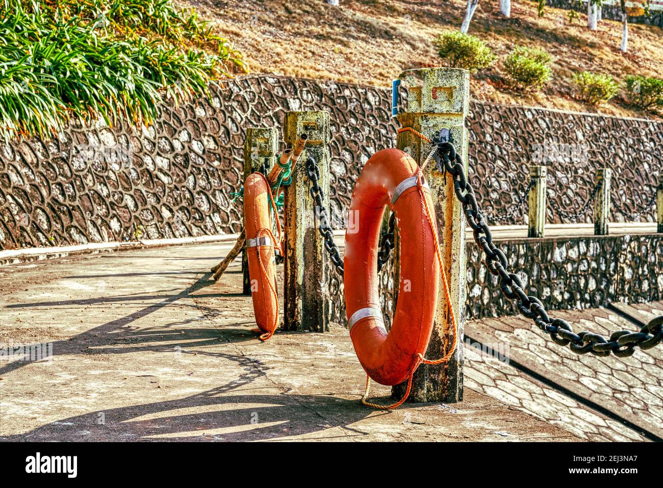 Ringhiere e buoys di vita presso il lago nel parco Foto Stock